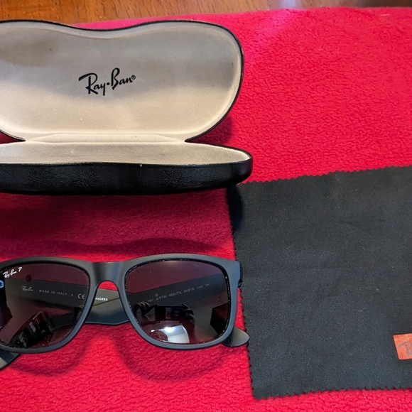 Black Ray-Ban Classic Justin Polarized Sunglasses with Case and Cleaning Cloth - Picture 2 of 8